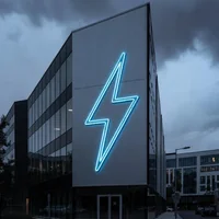 Здание на улице с логотипом "Молния"